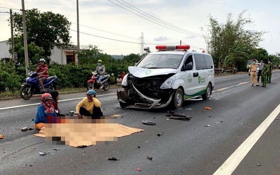 摩托車撞救護車致１人死亡 時政 華文西貢解放日報