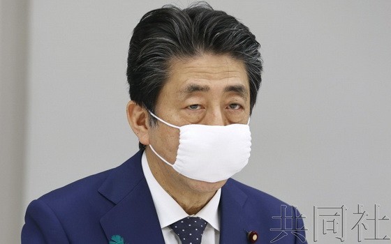 日本首相安倍晉三16日將應對新冠疫情蔓延的緊急事態宣言的對象地區擴大至所有都道府縣。（圖源：共同社）