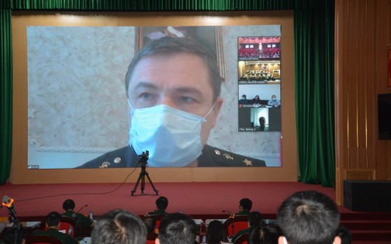 葉甫蓋尼‧庫爾科夫少將在視像座談會上發言。（圖源：宏玻）