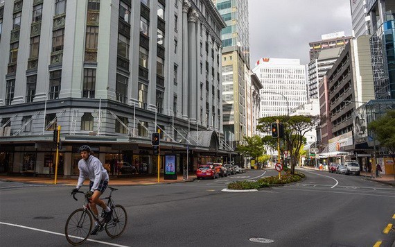 5月4日，一名男子騎自行車經過新西蘭首都惠靈頓的商業街。（圖源：新華社）