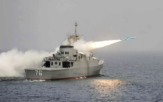 伊朗海軍一艘軍艦在演習期間被海軍下屬另一艘軍艦發射的導彈意外擊中，這次事故已經導致19人死亡，15人受傷。（圖源：互聯網）