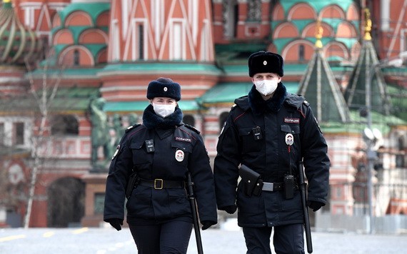 在俄羅斯首都莫斯科警察戴著口罩在紅場執勤。（圖源：Getty Images）