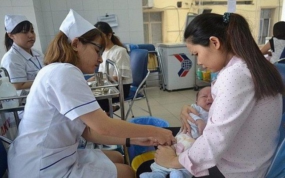 圖為一名護士在給寶寶打防疫針。（示意圖源：秋莊）
