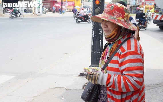 圖為一名在本市街頭上兜售彩票的大娘。（圖源：VTC News）