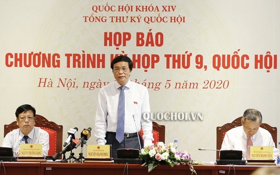 國會辦公廳主任阮幸福（中）出席新聞發佈會並發表演講。（圖源：Quochoi.vn）