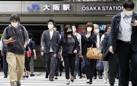 日本大阪民眾戴口罩上街。（圖源：共同社）