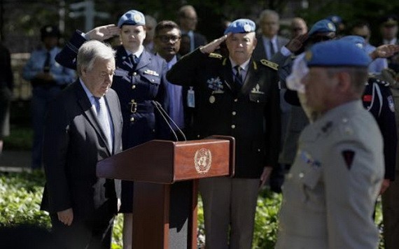 5月24日，在位於紐約的聯合國總部，聯合國秘書長古特雷斯（左一）為殉職的維和人員默哀。（圖源：新華社）