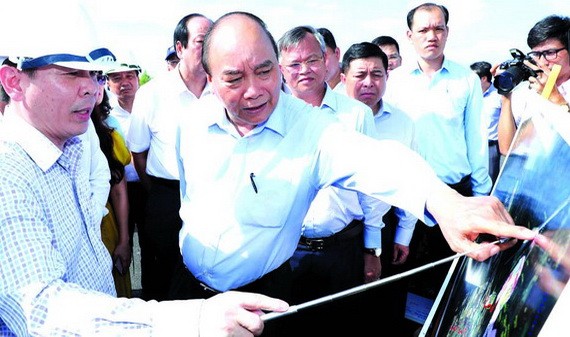 阮春福總理視察福安橋項目。