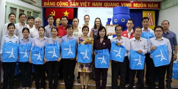 法國優格(Urgo)醫療用品公司越南辦事處昨(2)日下午在市紅十字會會址贈送1000盒創傷貼。