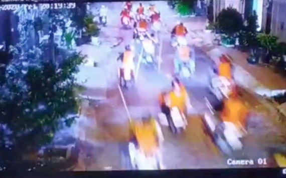 近200名身穿橙色制服的團夥搗亂螺店打傷人後成群結隊騎乘摩托車浩浩蕩蕩馳騁街頭離去。（圖源：監控視頻截圖）