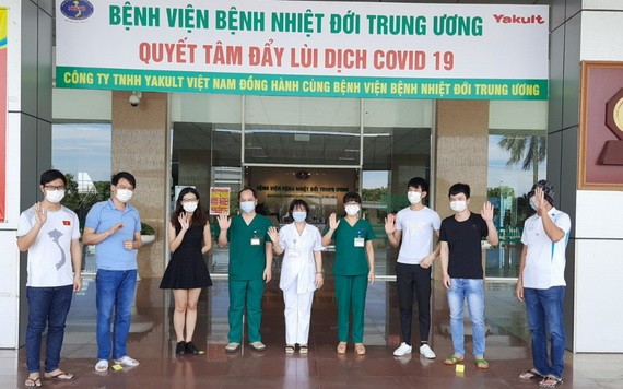 在中央熱帶病醫院收治的6名新冠肺炎患者痊愈出院前與醫護人員合照。（圖源：楊海）
