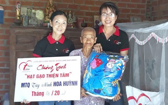 善心慈善組給一名家境貧困長者贈送禮物。