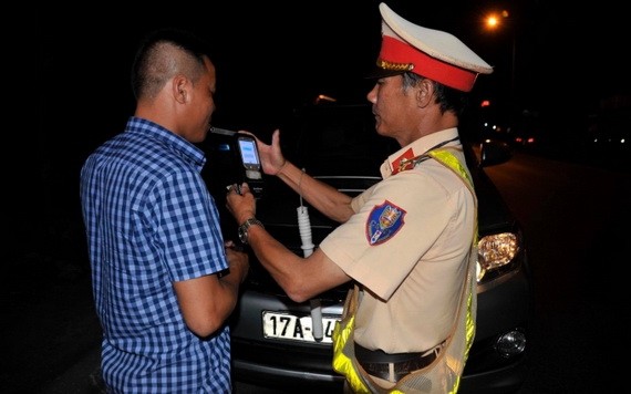 交警在對一名司機進行酒精測試。（圖源：黎秀）