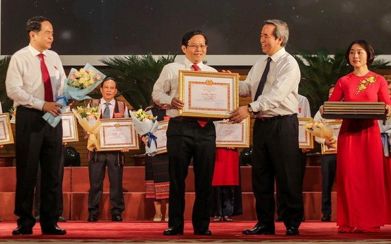 黨中央政治局委員阮文平（右二）向《勞動者報》總編輯蘇廷遵頒發獎狀。（圖源：吳絨）