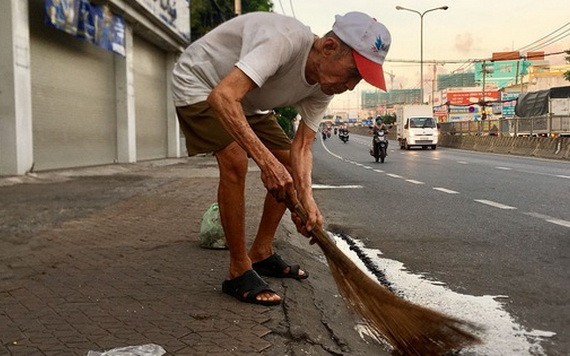 阮文謹老翁每天早起，把街道打掃乾凈。