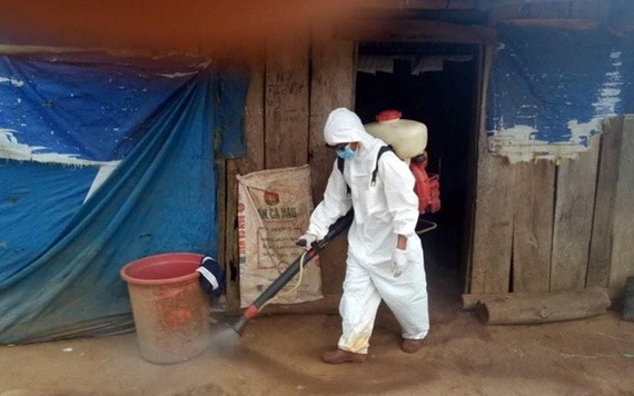 防疫人員在德農省達格隆縣廣和鄉的白喉病疫區進行噴霧消毒。（圖源：文成）