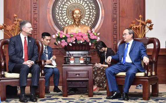 市委書記阮善仁（右）接見美國駐越南大使丹尼爾‧克里滕布林克。（圖源：越勇）