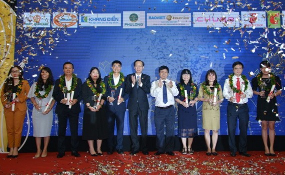 市人委會常務副主席黎清廉（中）出席“最受歡迎的越南品牌”頒獎儀式。（圖源：越勇）