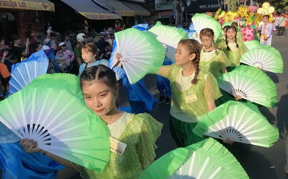 元宵節遊行活動呈現華人文化特色。