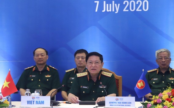國防部長吳春曆大將（中）出席會議並致賀詞。