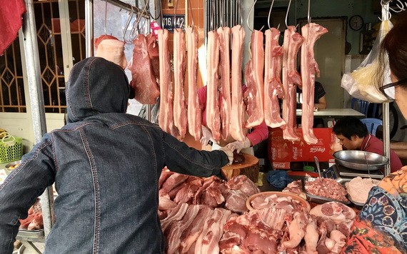 消費者選購豬肉。（圖源：藍儀）