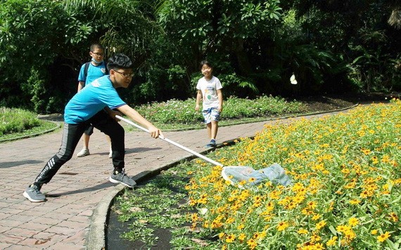 六年級學生阮廷黎科（持網）正扮演在動物園抓蝴蝶的科學家。