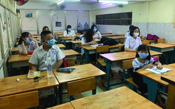 啟秀華語中心學生戴口罩上學，進課室前需先洗手，每學生隔離著坐，不能靠近坐。