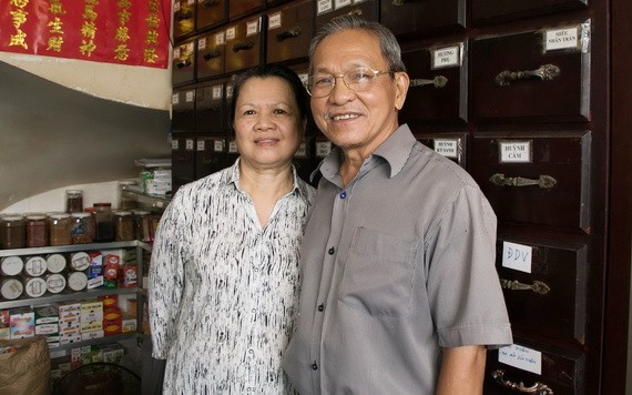 張文慶醫師夫婦在他們守了數十年的逢安堂藥店。