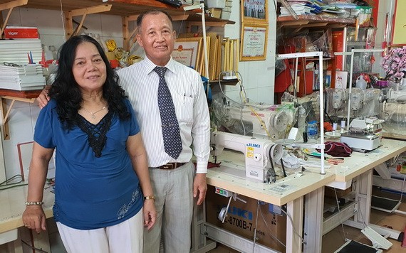 方洲與妻子在他們的縫紉機售賣店。