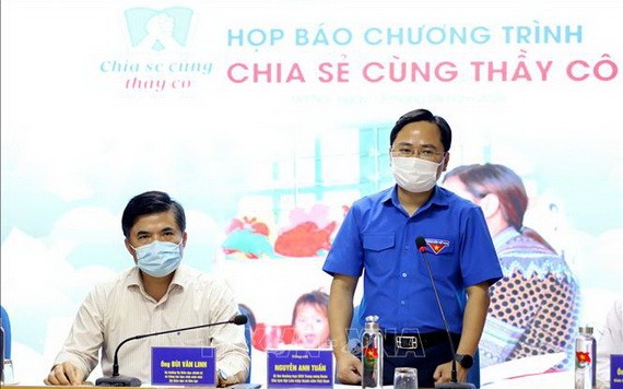 越南青聯會中央書記處常務書記阮英俊（右）在新聞發佈會上發言。（圖源：越通社）