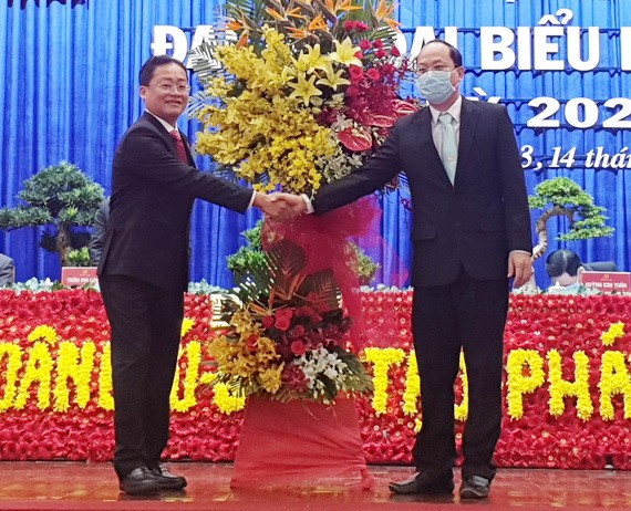市委組織處主任阮胡海(右)向大會贈送花籃祝賀。