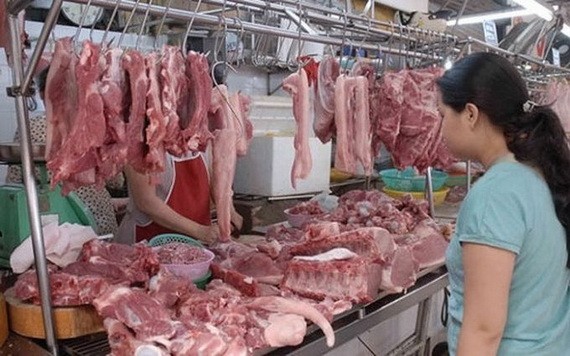 一名消費者在選購鮮豬肉。（圖源：S.T）