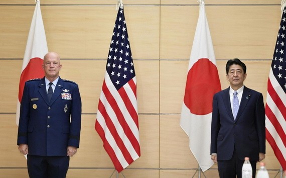 日本首相安倍晉三27日在官邸與訪日的美國太空司令部司令雷蒙德舉行會談。（圖源：共同社）
