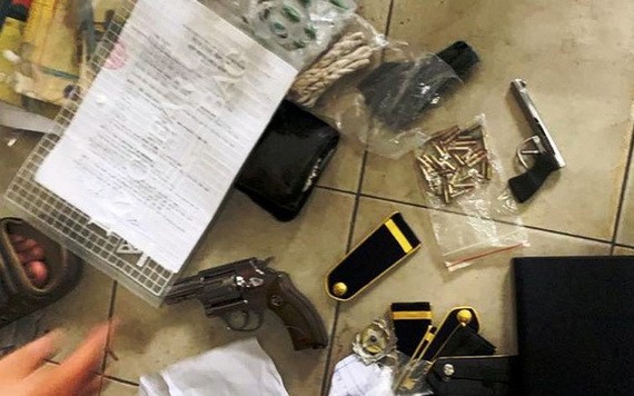 查獲的手槍、子彈及其他非法物品。（圖源：A.X）