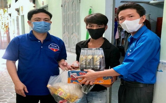 平陽省勞動聯團代表向受疫情影響的檳吉市貧困工人贈送食品。（圖源：金霞）