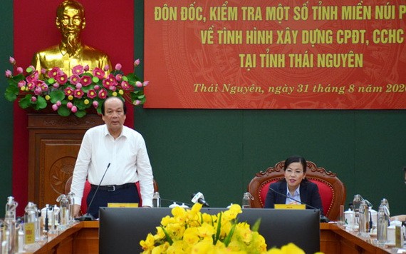 政府辦公廳主任梅進勇部長（左）在會上致詞。（圖源：太原報）
