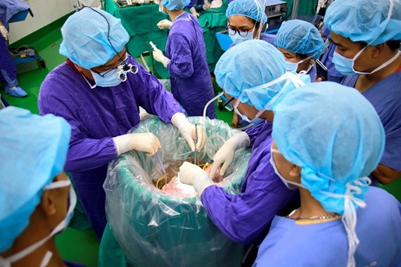 手術團隊為患者進行肺部移植。（圖源：院方提供）