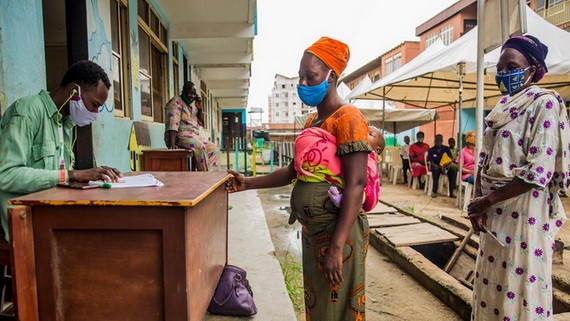 尼日利亞兩名婦女等待領取糧食署提供的食品換購券。（圖源：聯合國糧食署）