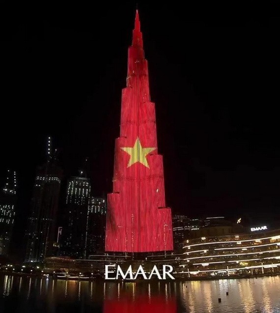9月2日，世界第一高塔-哈利法塔點亮越南國旗圖案，旨在祝賀“九‧二”越南國慶節。（圖源：視頻截圖）