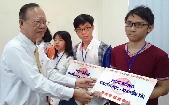 盧耀南理事長向廣肇大學生頒發獎學金。