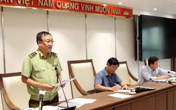 河內市市場管理局副局長阮明雄（左）在新聞發佈會上發言。（圖源：寶玲）