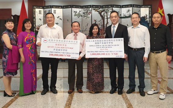 中國總領事館與越南中商會本市分會向芹苴市越華學校捐贈建校款項和助學金。