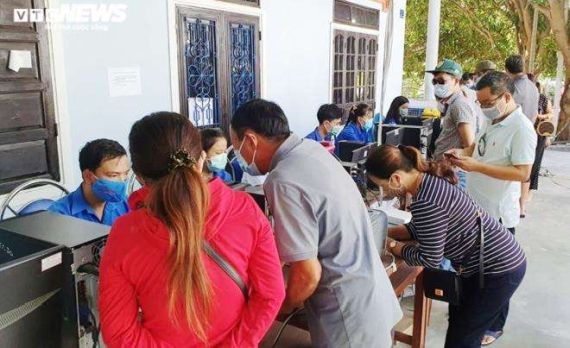 9月16日上午，從峴港到承天-順化的人們在陵姑疫情監控站辦理醫療申報手續。（圖源：VTC News）