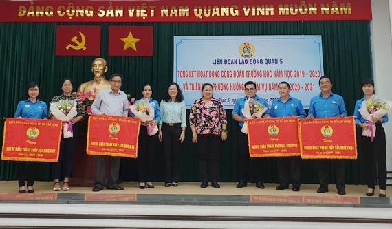 ４所學校獲市勞動聯團頒贈出色錦旗。