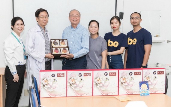 高肇力總經理(左三)贈送月餅給市熱帶病醫院代表。