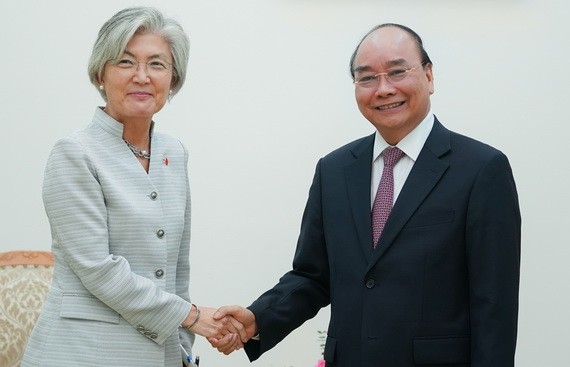 政府總理阮春福（右）接見韓國外交部長康京和。（圖源：光孝）
