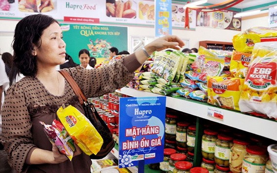 消費者在超市購買平抑物價商品。