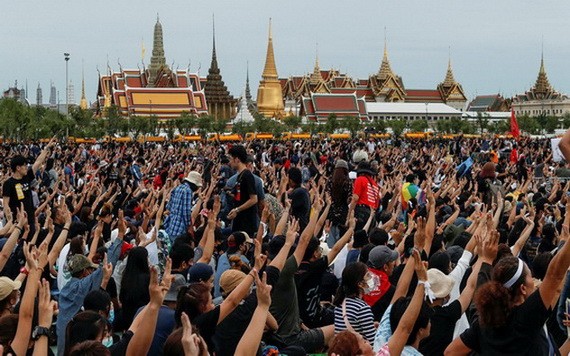 示威者於曼谷皇家田廣場集會。（圖源：互聯網）