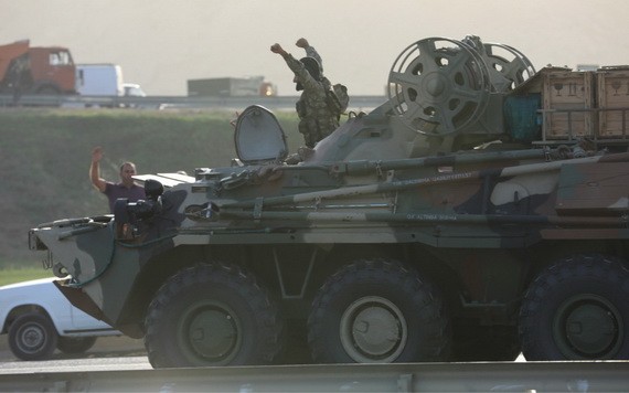 2020年9月27日，阿塞拜疆裝甲車上一名軍人向路邊民眾致意。（圖源：路透社）