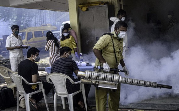 9月28日，一名工作人員在印度孟買一處新冠隔離中心進行滅蚊工作。（圖源：新華社）